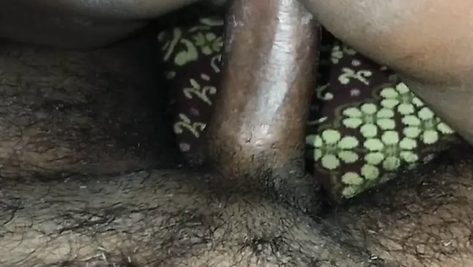 Sıcak Bir Milf'In Gizli Kamerada Sıçramasını Izleyin