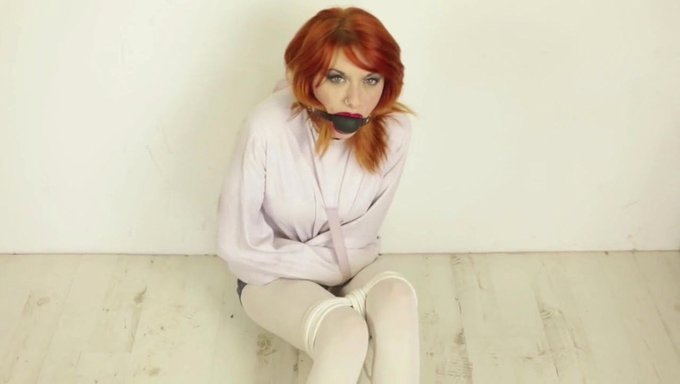 Bondage Babe Amber, Düz Ceketli Bdsm Challenge'Da Çakılıyor