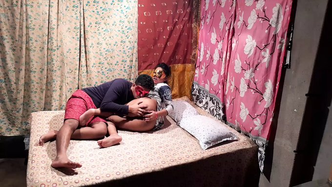Desi Kız Arkadaşı Ev Yapımı Bir Videoda Erkek Arkadaşını Baştan Çıkarıyor Ve Onunla Sikişiyor