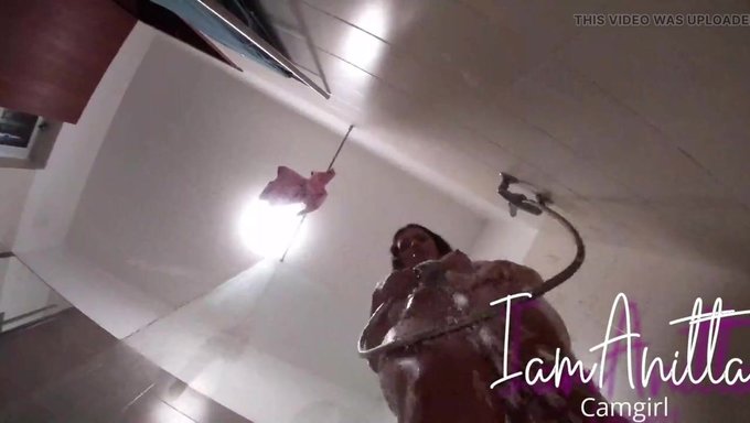 18+ Amerikan Latin, Sıkı Amını Masajlatıyor