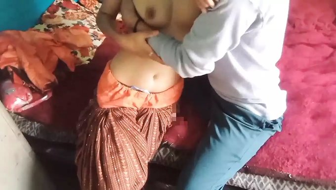Amatör Ev Kadını, Kocasının Arkadaşı Tarafından Arkadan Sikişiyor