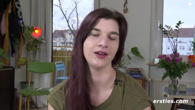 Gotik Güzellik Jade Yeni Oyuncağı, Parlak Mor Bir Dildo Ile Eğleniyor.