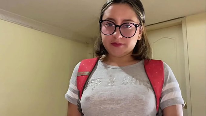 Bir Bdsm Sahnesinde, Latin Bir Itaatkar, Efendisinden Kazara Bir Iç Boşalma Alıyor.