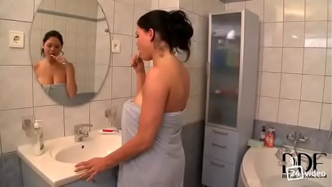 Büyük Göğüslü Güzellik Shione Cooper, Duşta 34g Doğal Göğüslerini Sergileyerek Sikişiyor.