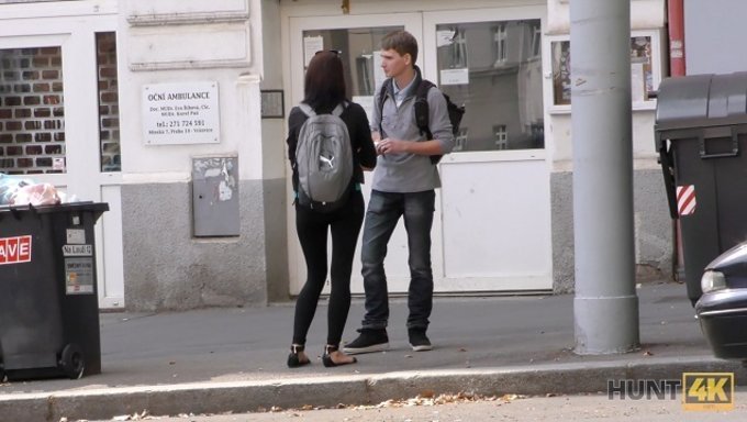 Amatör Genç (18+), Erkek Arkadaşının Arkadaşından Kötü Bir Sakso Alıyor