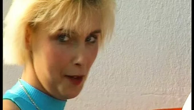 Avrupalı Milf Fisting Ve Orgazm Dolu Sonun Tadını Çıkarıyor