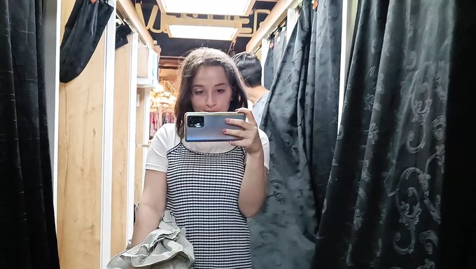 Üniversite Öğrencisiyle Halka Açık Seks: Bir Alışveriş Merkezinde Oral Seks Ve Cunnilingus