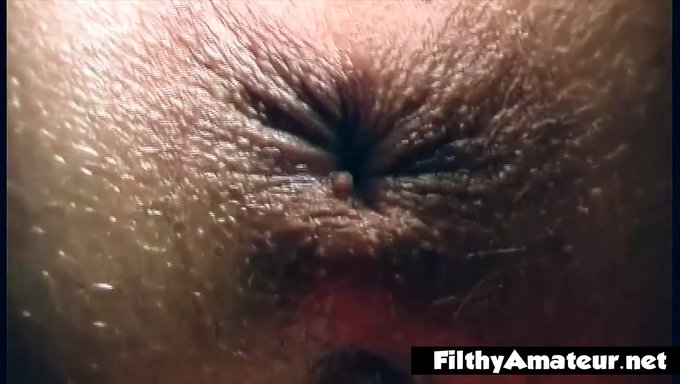 Bir Adam, Üç Muhteşem Sarışınla Bu Inanılmaz Videoda Şirketin Tadını Çıkarıyor