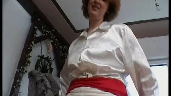 Olgun Milf, Mumla Fisting Orgazmının Tadını Çıkarıyor