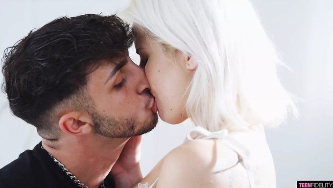 Bu Hd Videoda Genç Kız (18+) Ağzını Ve Amını Dolduruyor