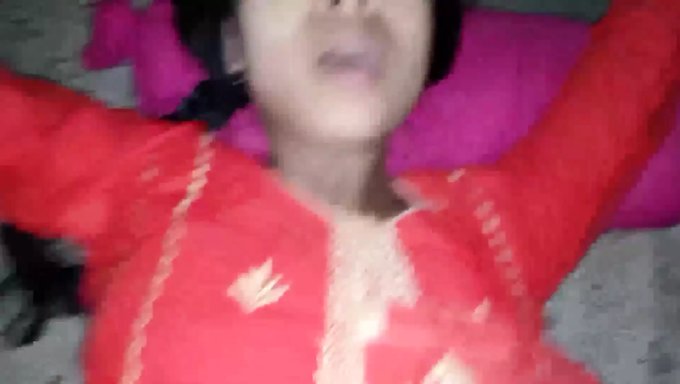 Küçük Göğüslü Kız Erkek Arkadaşını Beceriyor Ve Spermleri Yutuyor