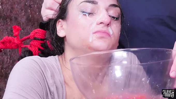 Genç (18+) Ustasının Yarağıyla Bağlanmış Ve Boğazına Alınıyor