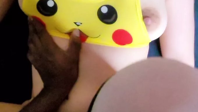 18 Yaşındaki Küçük Göğüslü Fransız Kız, Pikachu Cosplay Ve Boşalma Keyfini Çıkarıyor