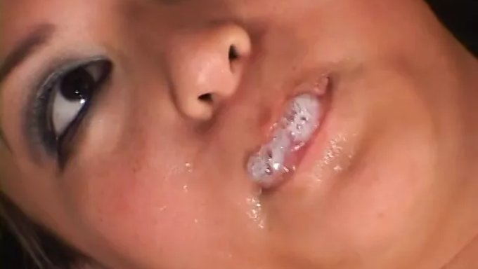 Asyalı Bebek, Beyaz Bir Erkeği Sikmeden Önce Ona Bir Oral Seks Yapıyor