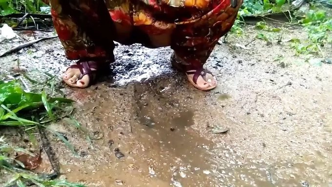 Hint Yengesinin Göğüsleri Ve Amcığı Yüzüne Boşalıyor