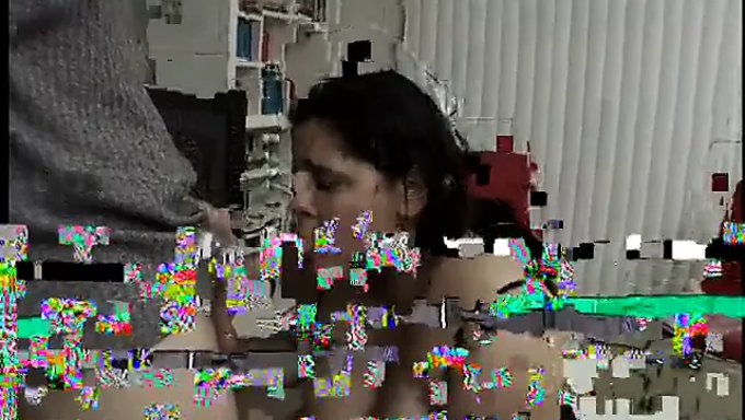 Büyük Göğüslü Genç (18+) Latin, Büyük Bir Yük Için Emiyor Ve Sikişiyor