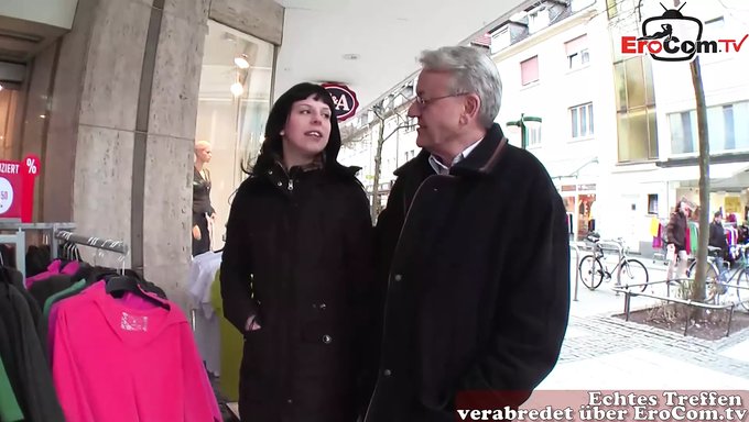 Yaşlı Adam Ve Genç Kız Halka Açık Seks Sahnesinde