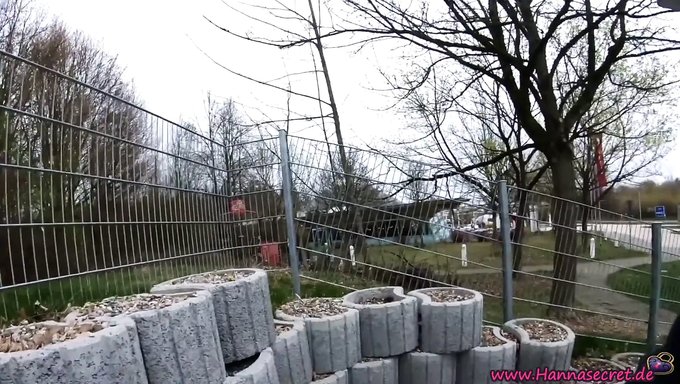 Açık Hava Amcığı: Alman Kız Halka Açıkta Çıplak Ve Azgın