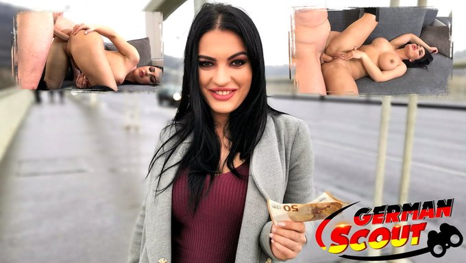 Büyük Götlü Ve Göğüslü Alman Genç, Emmek Ve Sikişmek Için Para Alıyor