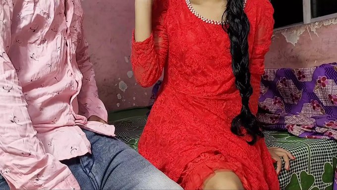 Desi Hizmetçi, Bir Yarrağa Sakso Çekiyor Ve Sert Sikişiyor