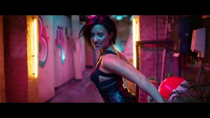 Demi Lovato'Nun En Sıcak Yaz Klibi