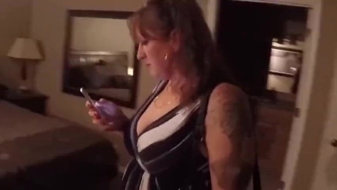 Seksi Milf Claire Rivers Sürprizle Eve Dönüyor