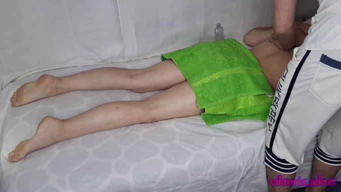 Rus Bir Kadın, Iki Erkek Tarafından Anüsünü Genişletiyor Ve Beceriliyor