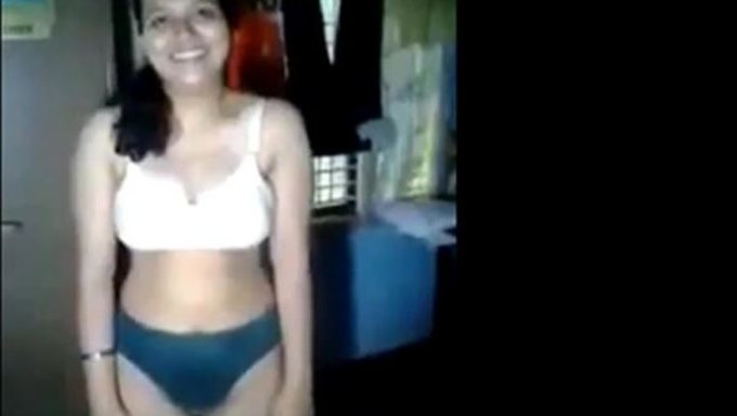 Çıplak Kız Bu Kolej Videosunda Varlıklarını Sergiliyor
