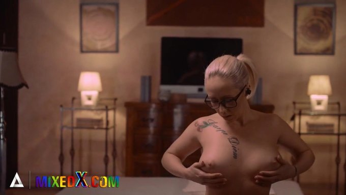 Büyük Doğal Göğüslü Milf, Iç Çamaşırlarıyla Mastürbasyon Yapıyor