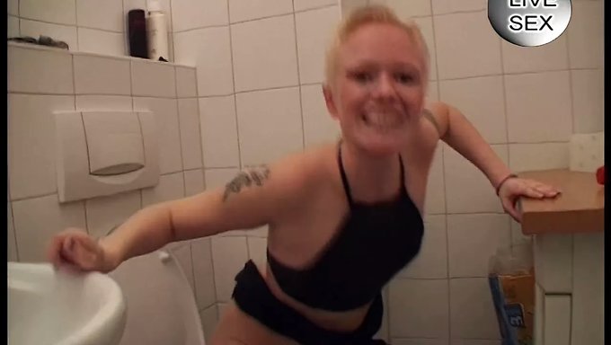 Iki Güzel Sarışının Dildo Ve Parmaklarıyla Seks Yapması