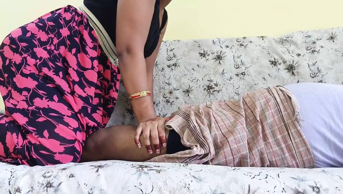 Milf Karısı Sevgilisinin Arkadaşıyla Yatağını Paylaşıyor