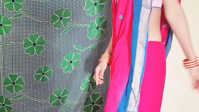 Pembe Saree Giyen 18 Yaşındaki Asyalı Genç, Büyük Doğal Göğüsleri Patlatılıyor