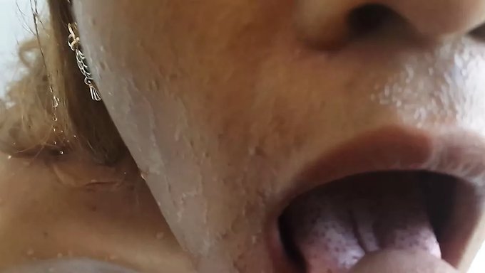 18 Yaşındaki Selena, Bu Genç Porno Videosunda Aşağılanıyor Ve Spermleri Içiyor