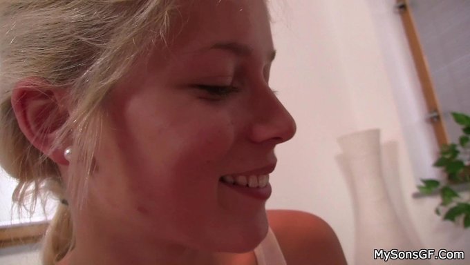 Genç (18+), Üvey Babası Tarafından Dar Amcığı Yalatılıyor Ve Yalatılıyor