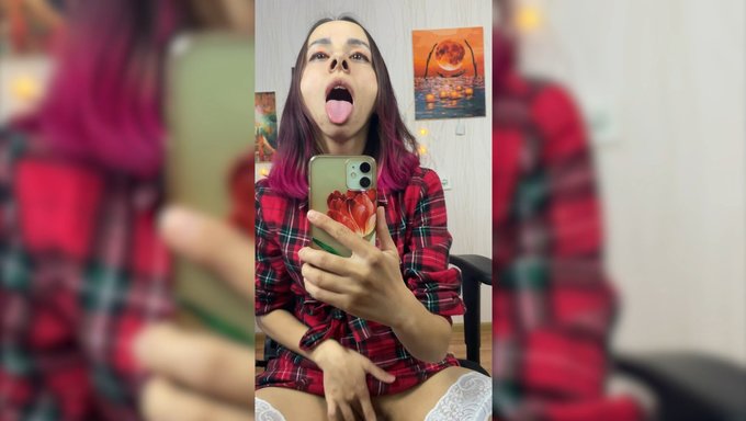 Ince Genç Kendini Parmaklayarak Orgazm Oluyor