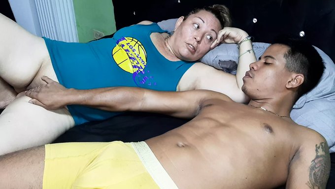 Bu Ev Yapımı Videoda 18 Yaşındaki Bir Genç Üvey Annesinin Dikkatini Çekiyor