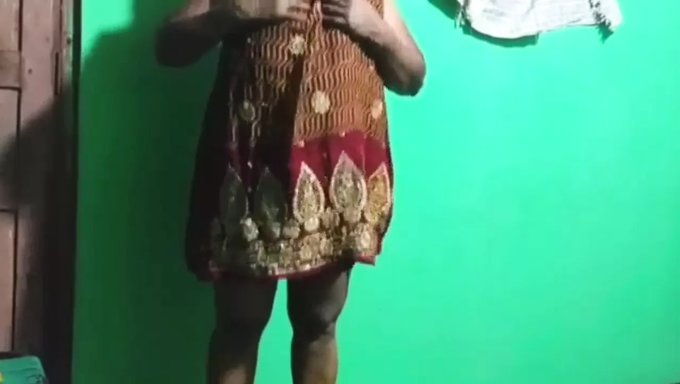 Seksi Hint Ev Kadını Ev Sahibiyle Sıcak Seksin Tadını Çıkarıyor