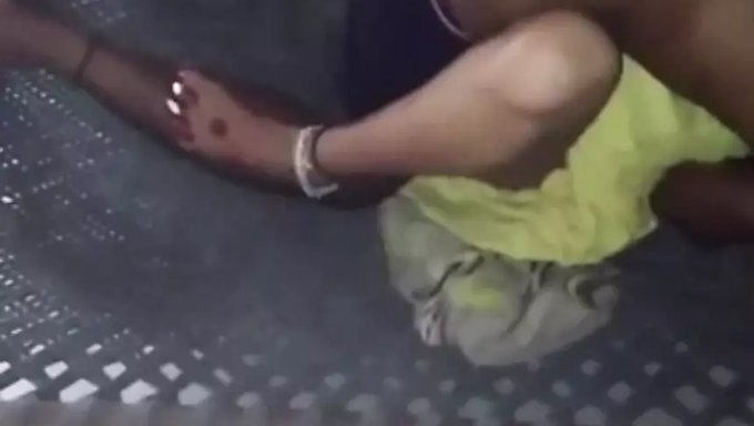 Güzel Bir Asyalı Kadının Hintçe Sesi, Harika Bir Açık Havada Amını Ve Götünü Parmaklatıp Siktiriyor