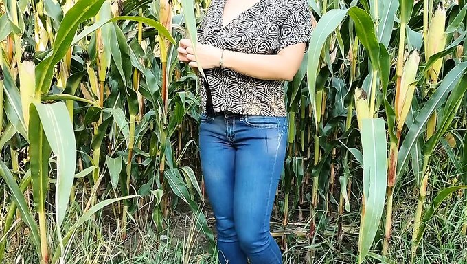 Büyük Doğal Göğüslerle Halka Açık Mastürbasyon