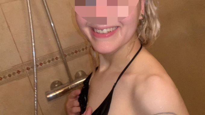Amatör Genç (18+) Tiktok Kızı Bikini'De Derin Bir Boğaz Alıp Şaplak Atıyor