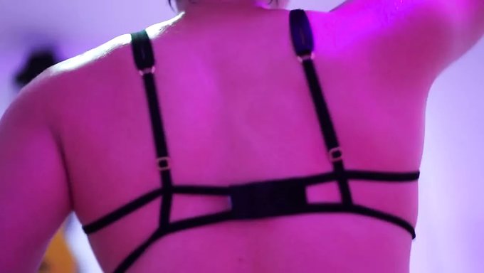 18+ Hintli Genç, Cowgirl Pozisyonunda Büyük Bir Yarrağı Sürüyor