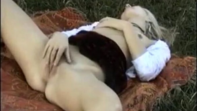 Genç Danimarkalı Güzellik, Parmaklarıyla Kendini Tatmin Etme Yolculuğuna Çıkıyor.