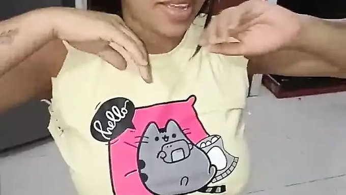 18+ Kolombiyalı Genç, Patronu Tarafından Meme Uçları Oynanıp Beceriliyor