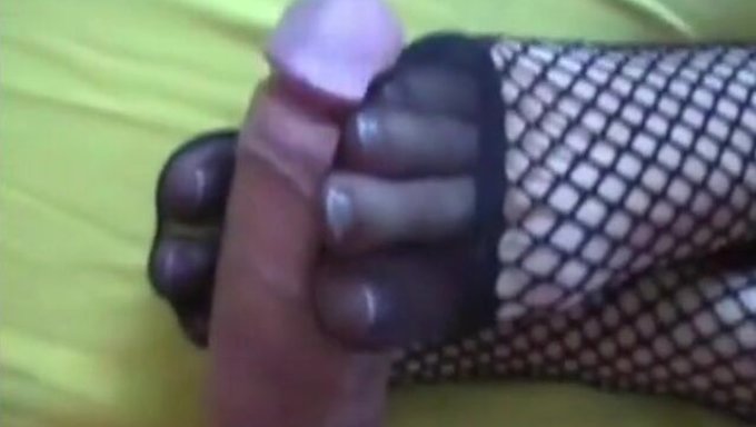 Olgun Milf Bir Çocuğa Ayak Işi Yapıyor
