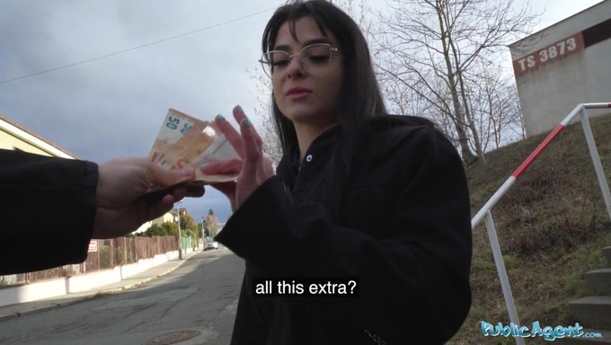 Nadja Lapiedra, Bu Sahnede Yüzüne Boşalan Bir Kamu Ajanı.