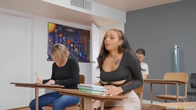 Güzel Esmer, Büyük Memeleriyle Yaramazlaşıyor Ve Harika Bir Oral Seks Yapıyor