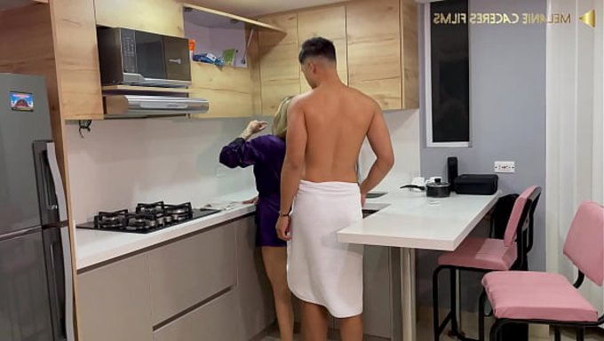 Üvey Abimle Flört Ediyorum, O Da Beni Sertçe Beceriyor - Melanie