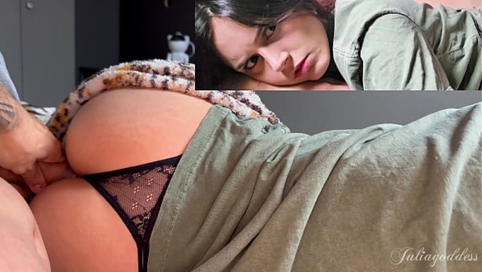 Üvey Oğlan, Yatağını Ateşli Üvey Annesi Julia Goddess’la Paylaşıyor.