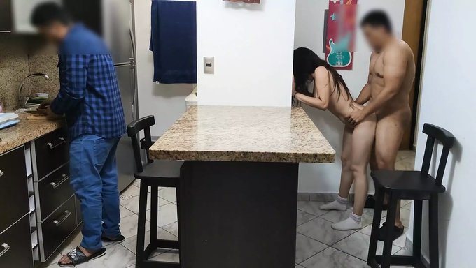 Arkadaşımın Kız Arkadaşını Karşısında Baştan Çıkarıp Sikiyor