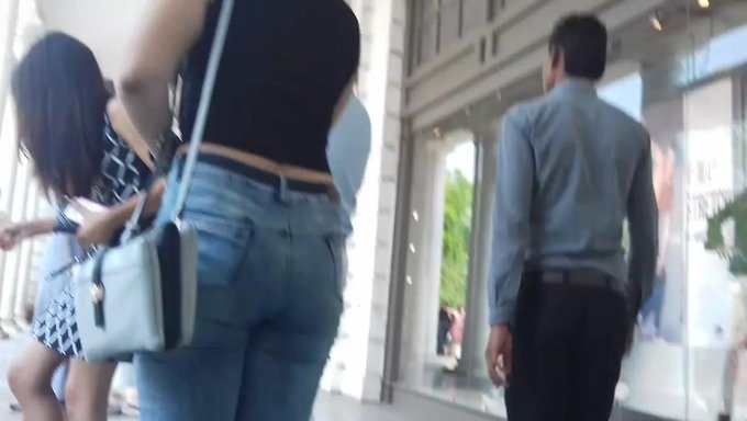 Dar Kot Pantolonlu Güzel Kız, Kıvrımlarını Sergiliyor